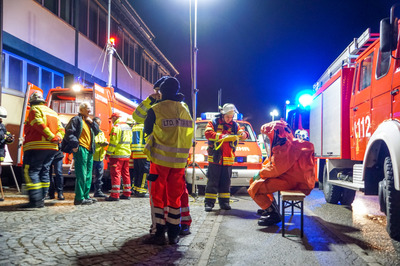 Berghuelen: Gefahrguteinsatz in einer Firma - Grosseinsatz fuer Feuerwehr und Rettungsdienst - vier Personen verletzt
